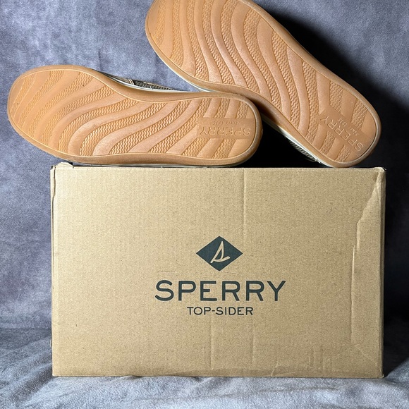 ⛵️BNIB🚣♂️ Sperry Boat shoes size 4Y Wide - Picture 4 of 7